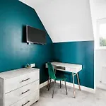 Modern 5 Bedroom Bath House - Hot Tub *