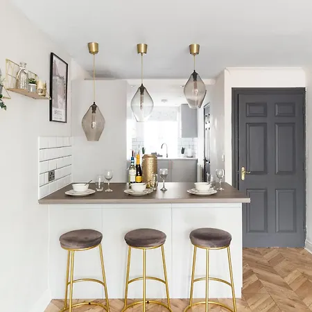 Modern 5 Bedroom Bath House - Hot Tub