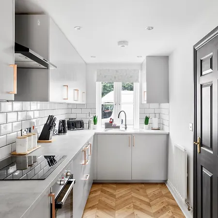 Modern 5 Bedroom Bath House *