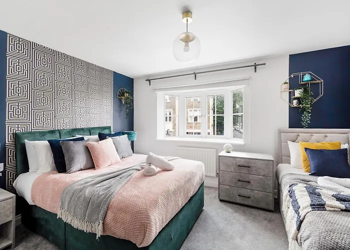 Modern 5 Bedroom Bath House - Hot Tub *