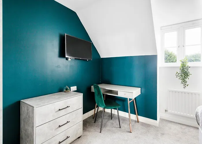 Modern 5 Bedroom Bath House - Hot Tub *