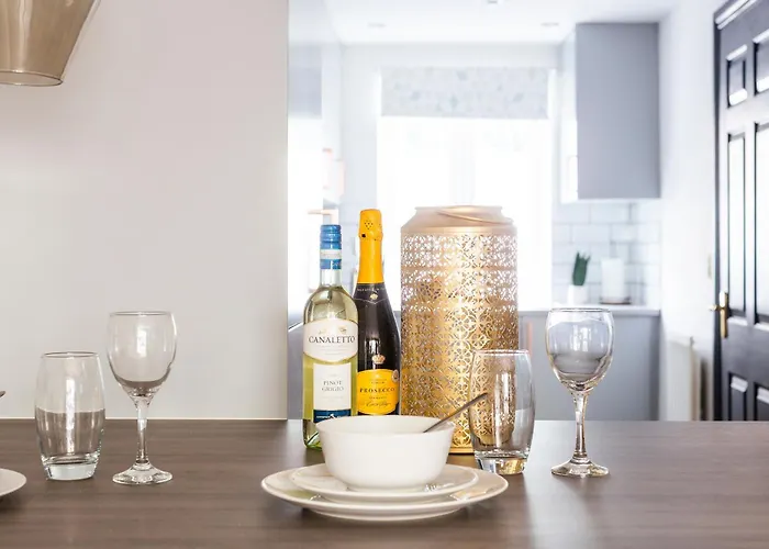 Modern 5 Bedroom Bath House - Hot Tub Nyaraló