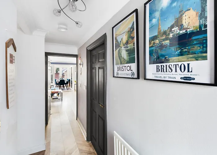 Modern 5 Bedroom Bath House - Hot Tub