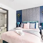 Modern 5 Bedroom Bath House - Hot Tub Holiday home *