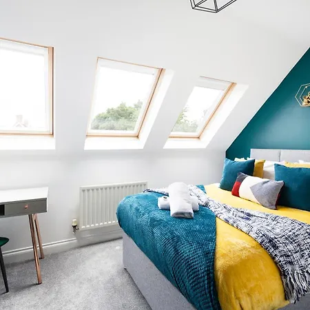 Modern 5 Bedroom Bath House - Hot Tub Holiday home Bristol