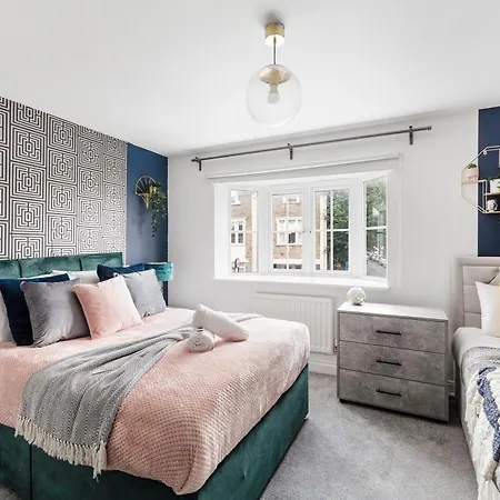 Modern 5 Bedroom Bath House - Hot Tub *