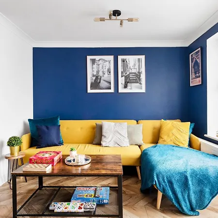 Modern 5 Bedroom Bath House - Hot Tub Holiday home *