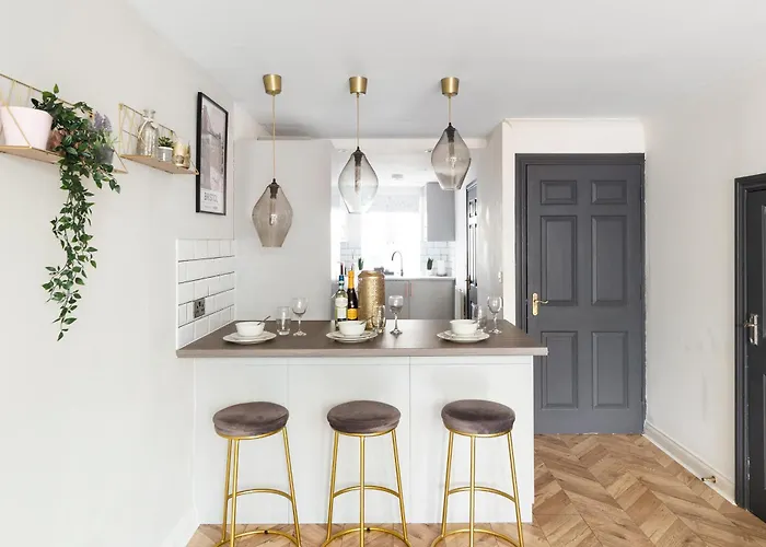 Modern 5 Bedroom Bath House - Hot Tub