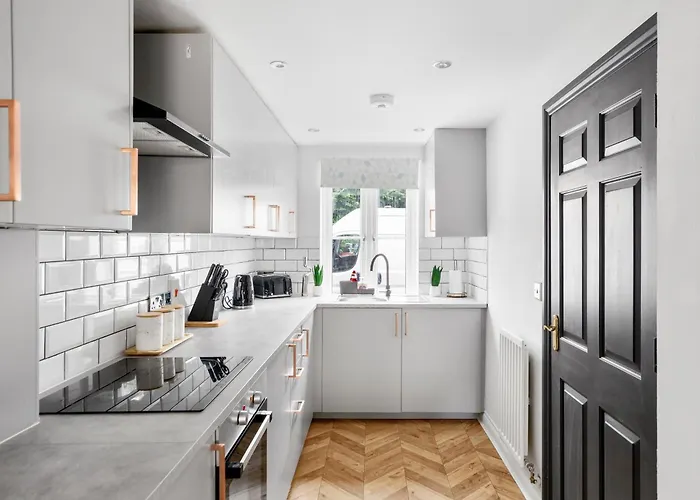 Modern 5 Bedroom Bath House - Hot Tub *