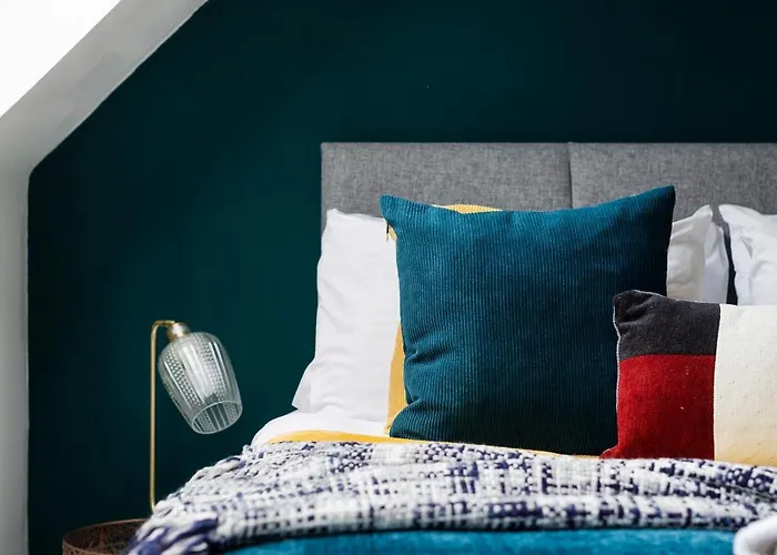 Modern 5 Bedroom Bath House - Hot Tub *